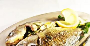 Crucian carp baked with potatoes in the oven Baked crucian carp in foil with potatoes
